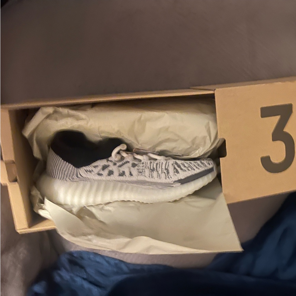 Brand New YZY 350V2 CMPCT (Dead stock).. Authentic.